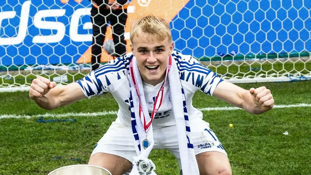 F_Abolhosseini's tweet card. FC København har fået et rekordstort bud på hele 22 millioner euro, 165 millioner kroner, på Victor Froholdt, som nærmer sig et skifte til den portugisiske storklub FC Porto. Det kan Tipsbladet...