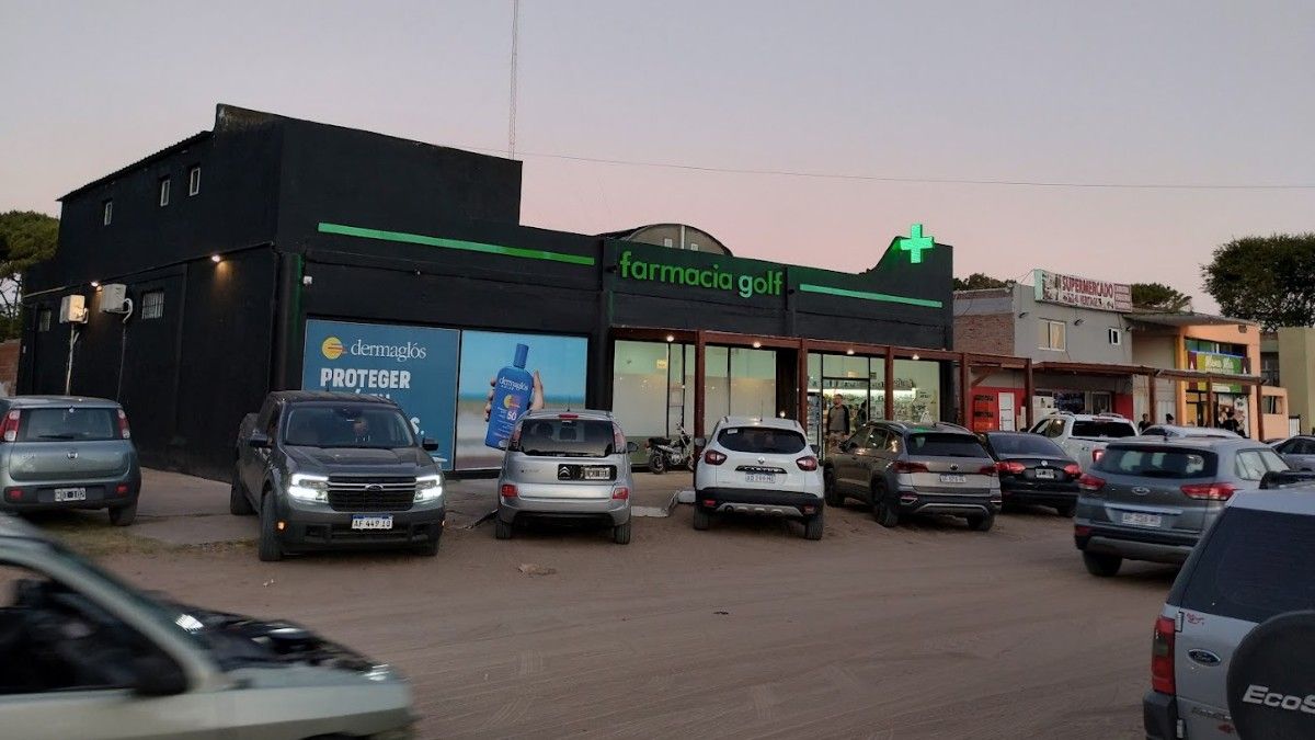 C5N's tweet card. Vecinos de la localidad costera se convocaron al local de Mariano Girini y Celeste López, quienes golpearon con un palo de golf a una mujer de 61 años que estaba compartiendo un momento junto a una...