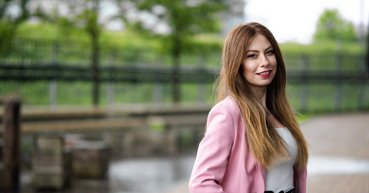 nrc's tweet card. IT-sector: De Nederlandse IT-sector kent grote personeelstekorten. Gezien het lage percentage vrouwelijke werknemers in de branche, is meer vrouwen aantrekken een voor de hand liggende oplossing. Wat...