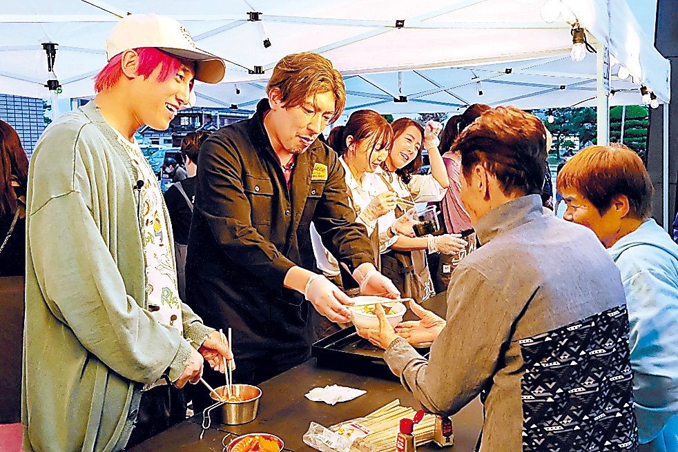 hokkokushimbun's tweet card. お笑いコンビ「ＥＸＩＴ」の兼近大樹さん、りんたろー。さんが１…