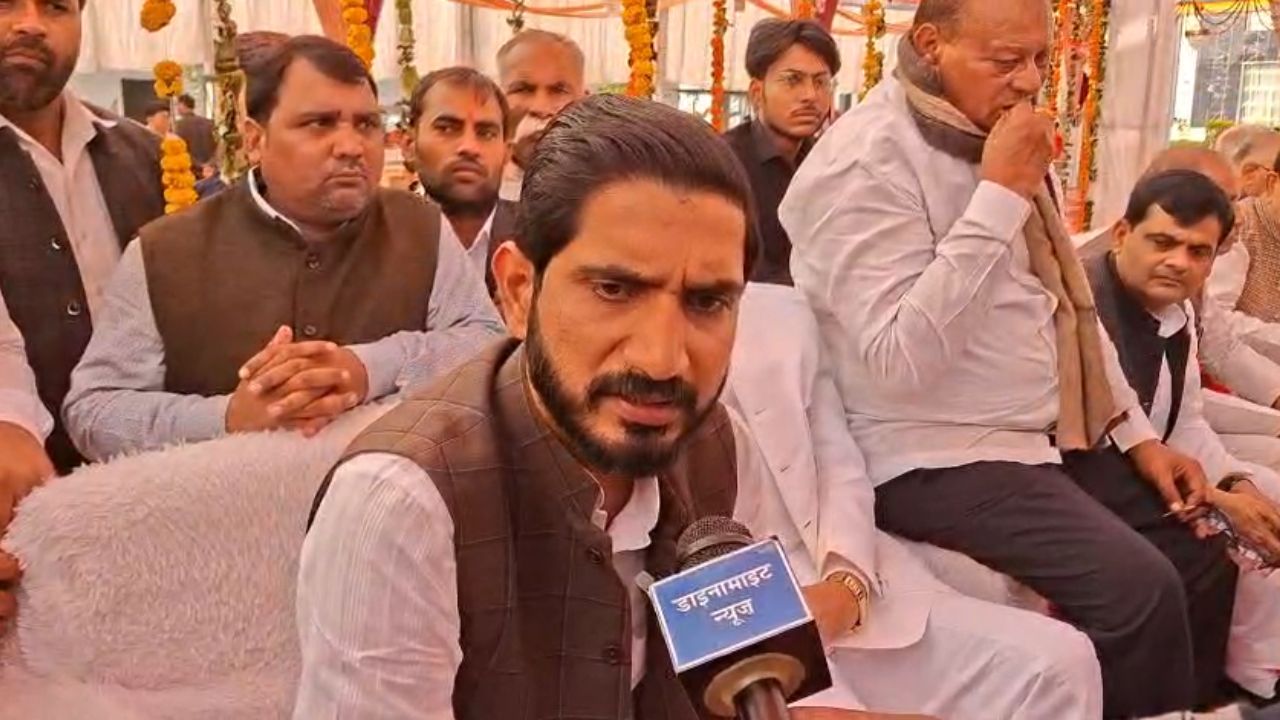 DNHindi's tweet card. समाजवादी पार्टी के बदायूं से सांसद आदित्य यादव शनिवार को मैनपुरी पहुंचे। उन्होंने करहल स्थित एक दीदी गेस्ट हाउस में चल रहे शादी समारोह में शामिल होकर परिवार और मेहमानों को शुभकामनाएं दी। समारोह के...