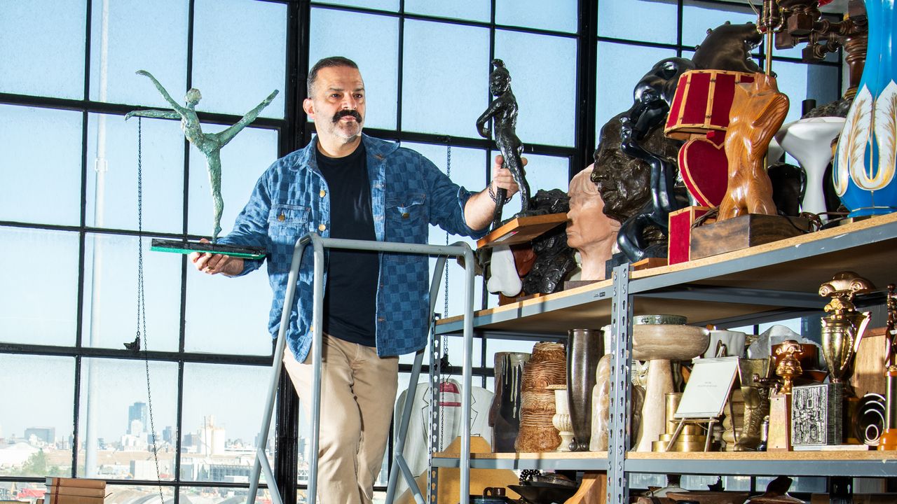 NewYorker's tweet card. In the city’s turbulent market, Jason Saft doesn’t just beautify properties. He reveals the new life they could bring you.