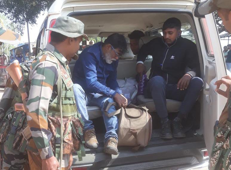 lagatarIN's tweet card. बिहार विधानसभा चुनाव को लेकर पलामू पुलिस पूरी तरह सतर्क है. किसी प्रकार अवैध गतिविधियों पर रोक लगाने के लिए बॉर्डर इलाकों में विशेष जांच अभियान चलाया जा रहा है. इस अभियान के तहत पिपरा, हरीहरगंज,...