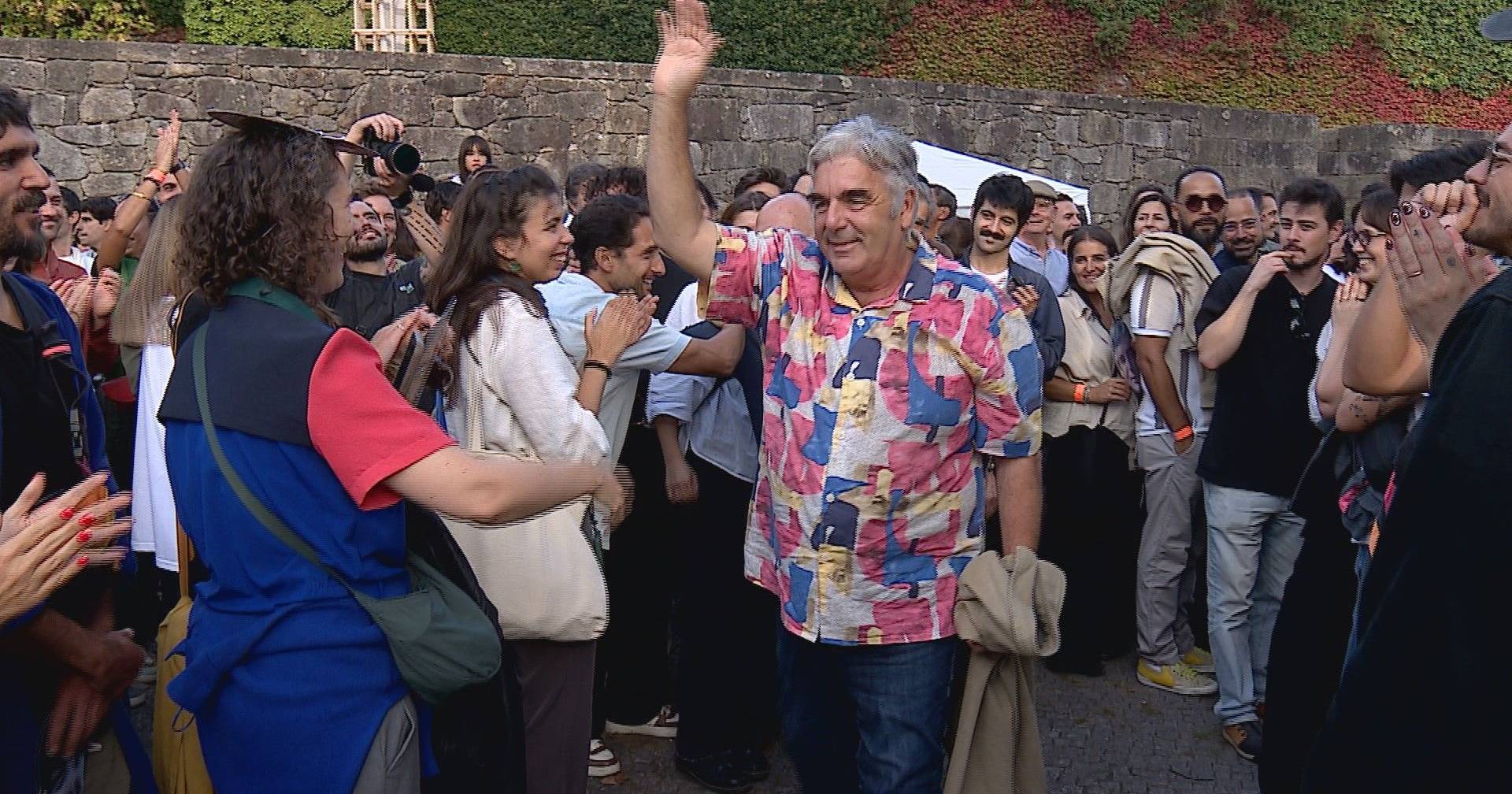 ProjectosUtopia's tweet card. O que faz uma multidão de arquitetos, num sábado à tarde, na esplanada da Faculdade de Arquitetura do Porto? Uma festa para um funcionário querido de todos.