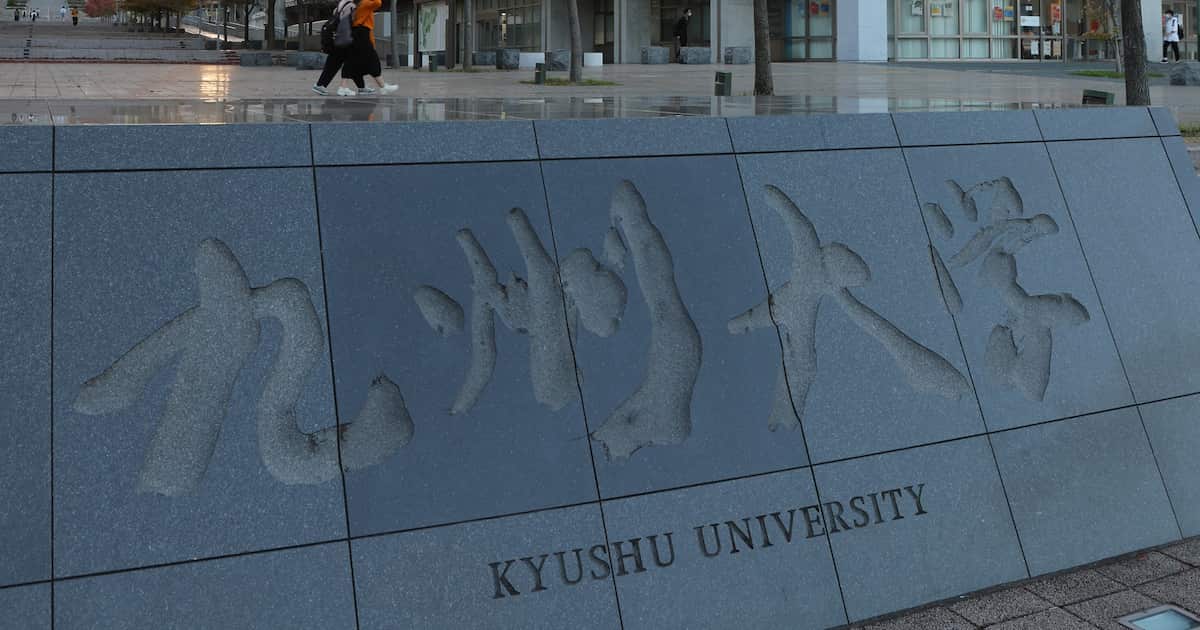 SankeiNews_WEST's tweet card. トランプ米政権によるハーバード大の留学生受け入れ資格の取り消し措置を巡り、九州大は2日、ハーバード大の他、交流協定のある米国の大学26校に在籍している留学生を…