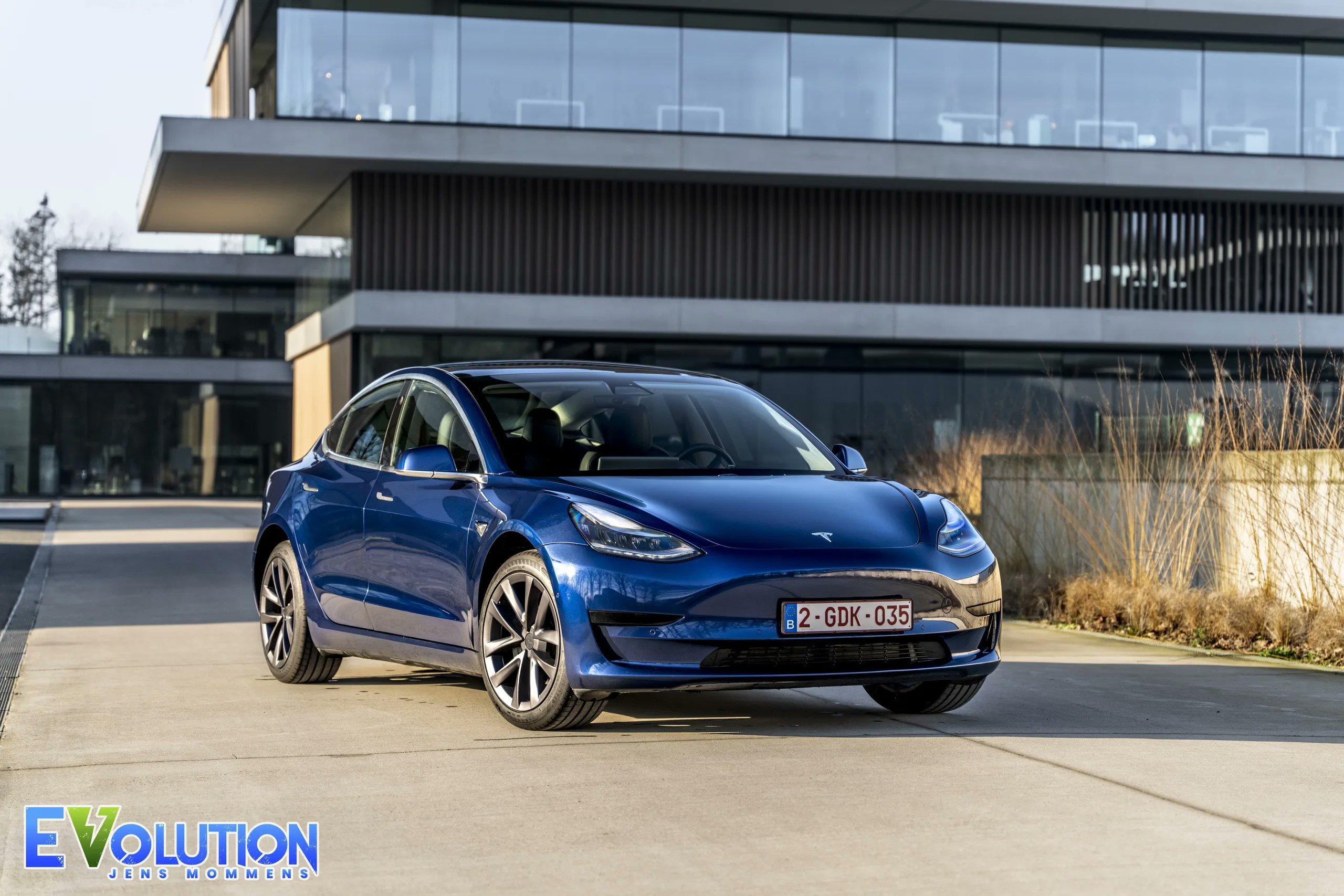 EV_olution_be's tweet card. De Belgische automarkt ondergaat een kantelmoment: 33,4% van alle nieuwe wagens is nu volledig elektrisch. FEBIAC en TRAXIO tonen aan dat ook particulieren steeds vaker voor een EV kiezen. Ontdek de...