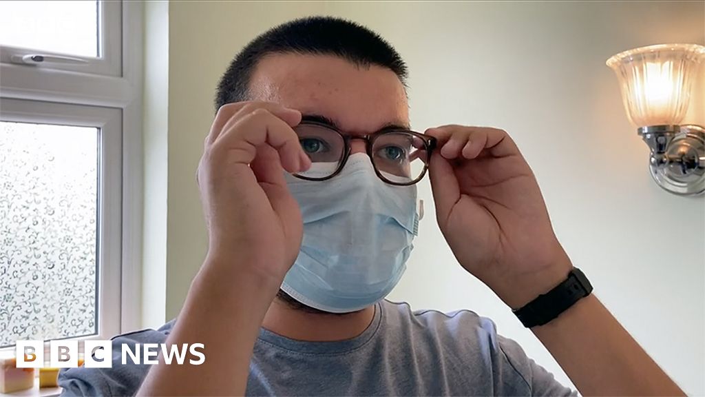 JSFDriving's tweet card. Three simple tips to stop your glasses fogging up while you shop with a mask or face covering on.