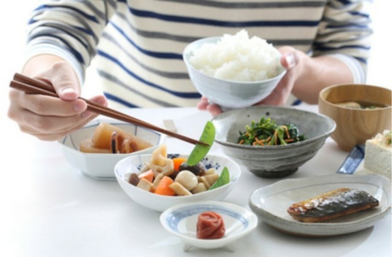 BLrH0S09KKgt93c's tweet card. こんにちは！ふーやんです！ 今回は 食事の最初に食べるべきもの についてお話ししていきます！ いろんな種類の 栄養を摂ることは大事！ でも、 それに順番があることは ご存じでしたか？ おそらく大半の方が 知らないと思います！ 今回お話しする内容を 知って実践することで、 今まで以上に 食べたものが身体の中に 吸収されや…