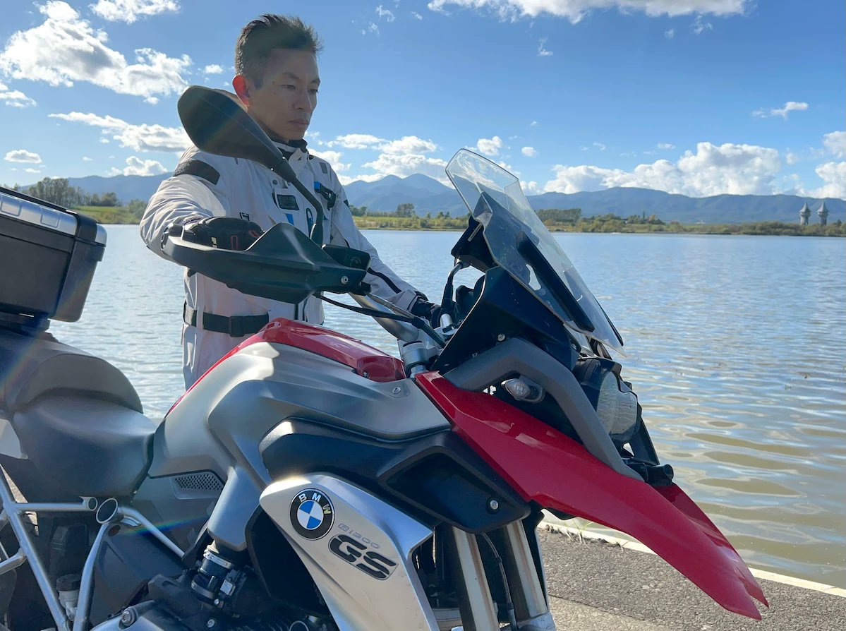 motoconnectweb's tweet card. デカくてイカつい大型バイクに大量の荷物を詰め込み、退屈な日常を抜け出しロングツーリングに出かける！