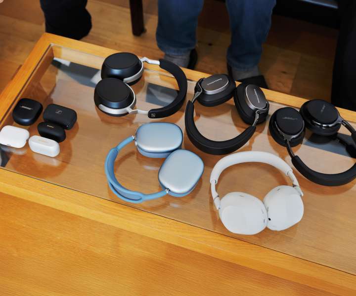 eear_Yudy's tweet card. ワイヤレスイヤホンとヘッドホンのフラッグシップ10モデルを、有識者3人が同じ曲で徹底比較。音の傾向やノイズキャンセリング性能はもちろん、装着感や重さ、デザイン性まで含めて、それぞれの「尖り」を洗い出し、自分の聴き方やよく使うシーンに合わせて最適な一台を選ぶための考え方を整理。