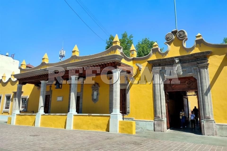 Reforma's tweet card. Comerciantes establecidos en la Alcaldía Coyoacán denunciaron que son objeto de extorsiones de parte de funcionarios públicos.