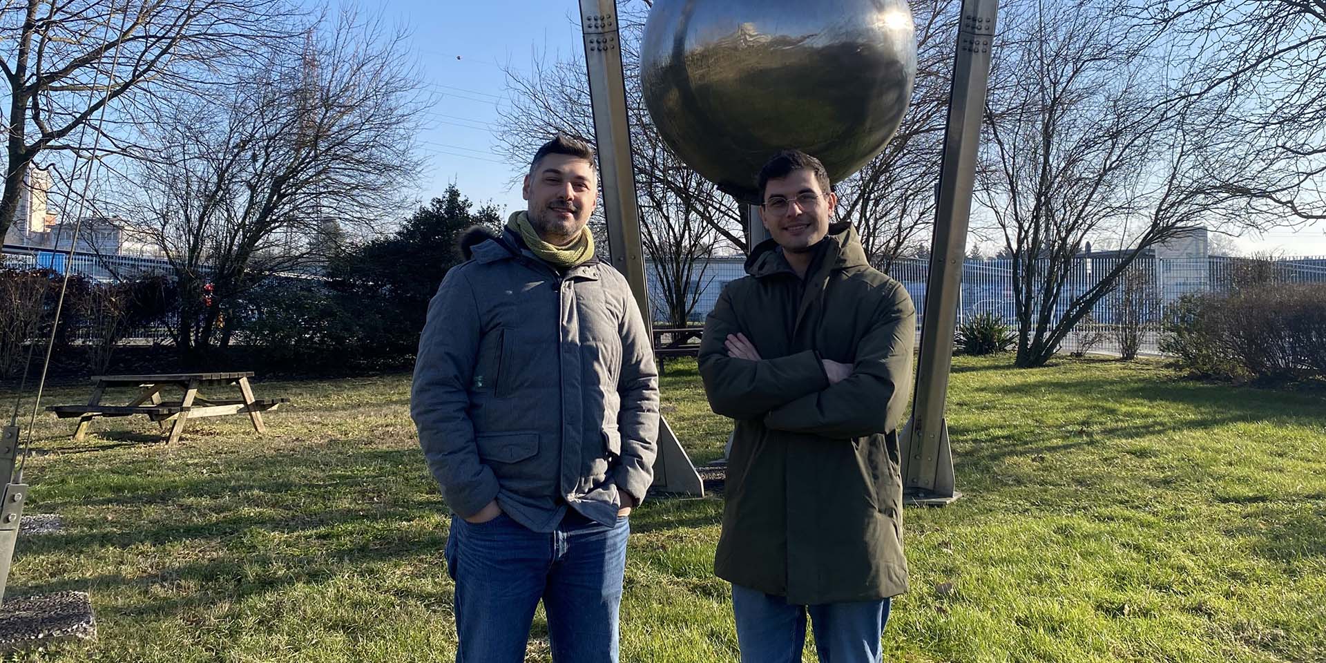 fornerislab's tweet card. Si tratta dei progetti di ricerca di Riccardo Piccinno e di Giovanni Stelitano, che studieranno rispettivamente un batterio che vive ospite nel moscerino dei piccoli frutti e lo sviluppo di nuovi...