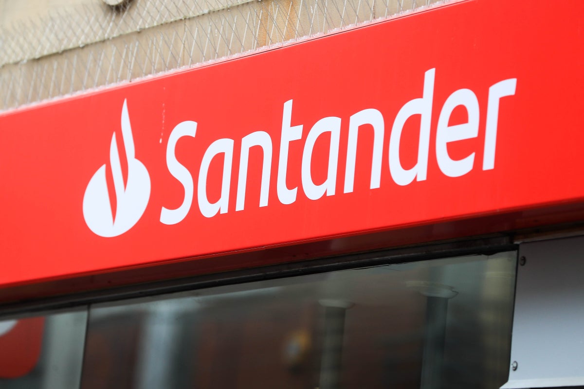 Independent's tweet card. Santander’s services have gone down in a major outage.