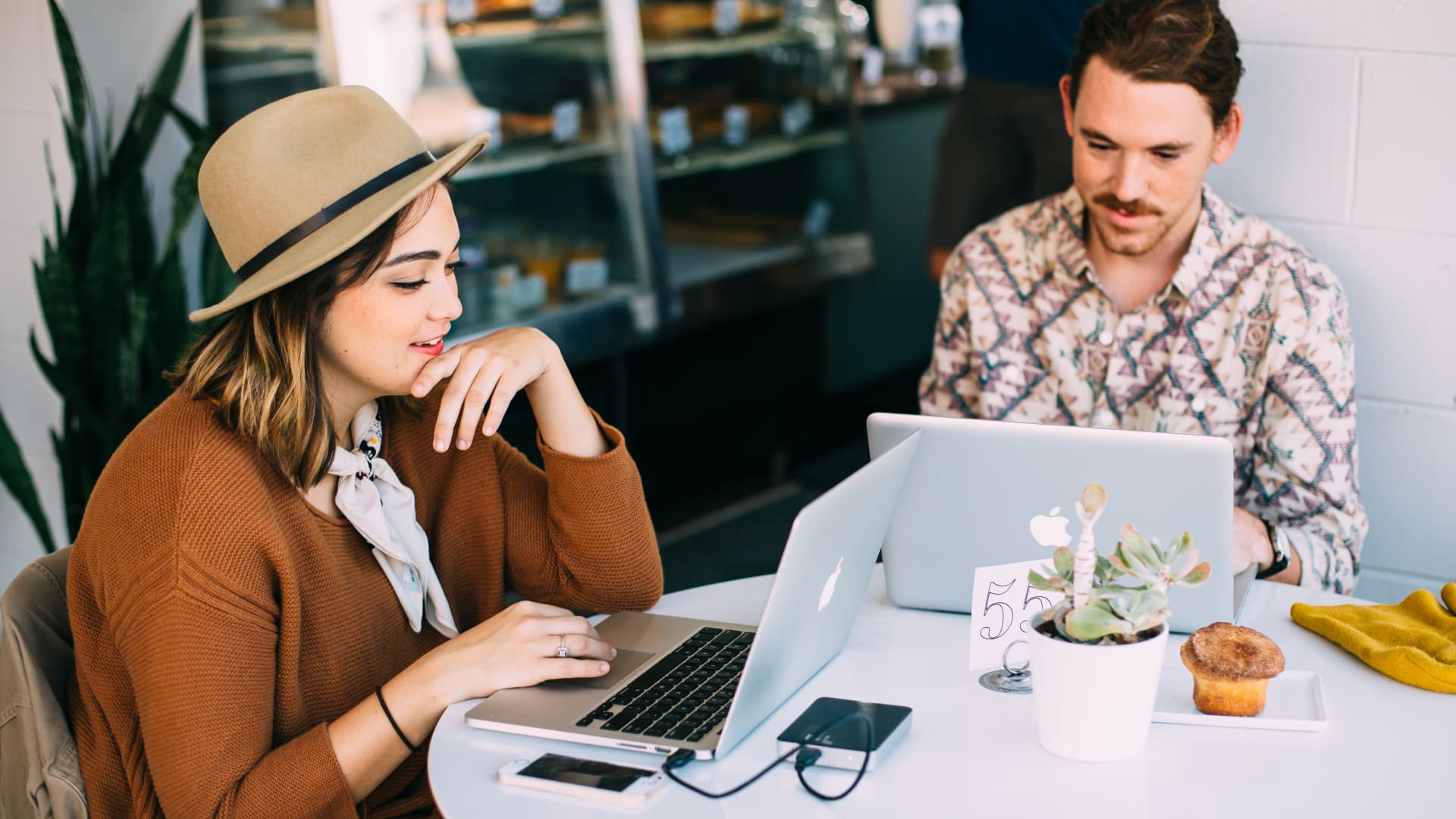 CNBCMakeIt's tweet card. Gary Vaynerchuk, Kara Goldin and three other successful entrepreneurs share their secrets for how to stand out in others' inboxes.