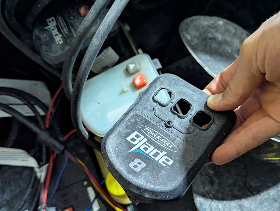 ken_d_s's tweet card. パワーポールが片方動かない！・・・と言う事でポンプの基盤をチェック。 上の蓋を外すだけですが、なぜか左右入れ替えただけで直りました（苦笑）。 湿気が良くないらしいので、一応中の乾燥材も入れ替えて終了です！