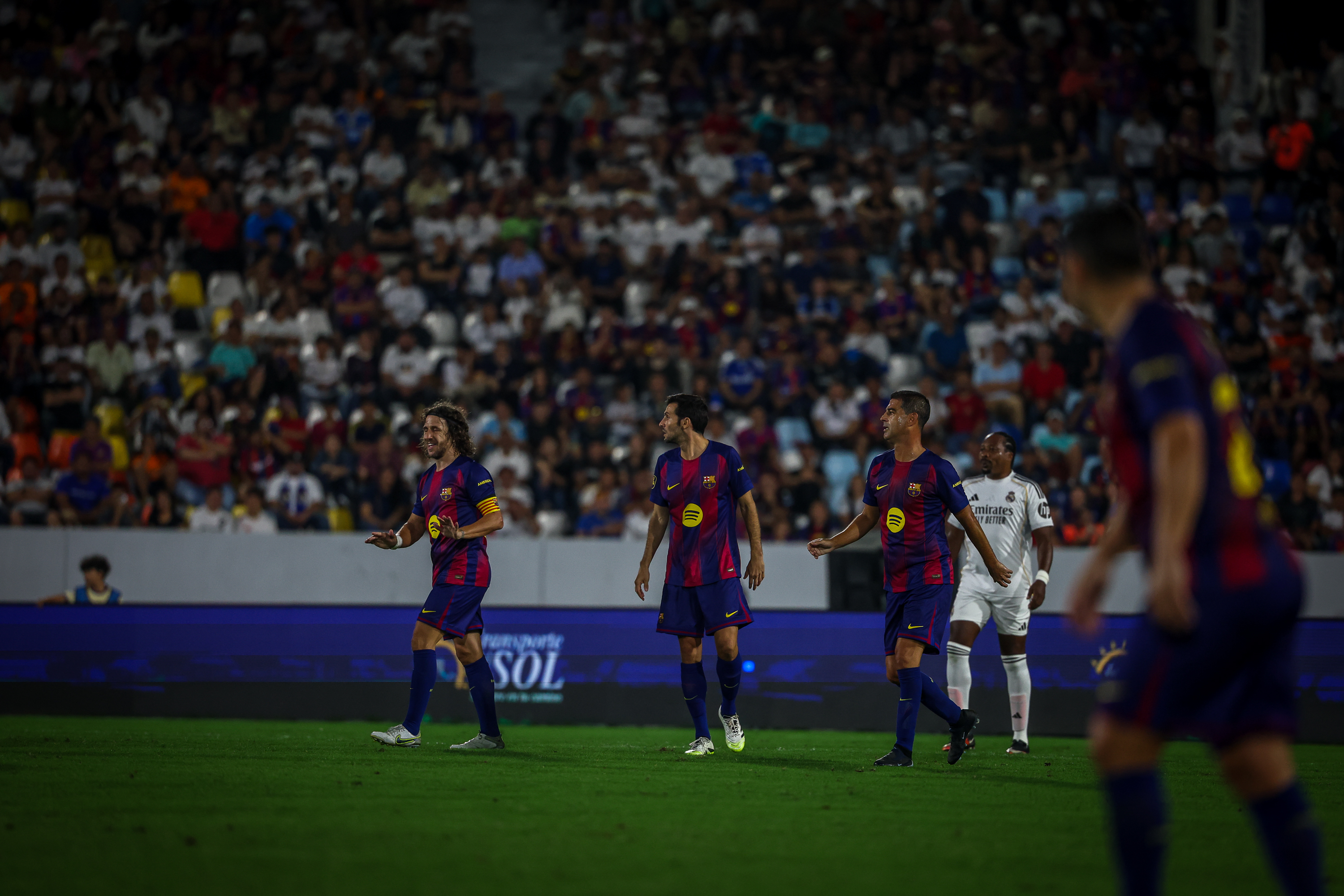 fcbarcelona_jp's tweet card. バルサレジェンズは、レアル・マドリード・レジェンダを前に試合を行わないことになった