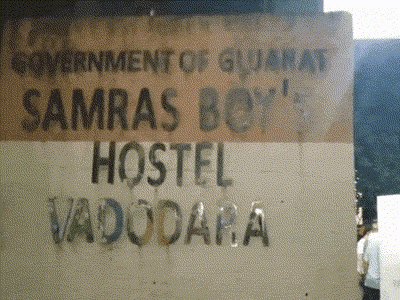 Divya_Bhaskar's tweet card. તેલમાં ભેળસેળ, રસોડામાં ગંદકીથી દુર્ગંધ,...