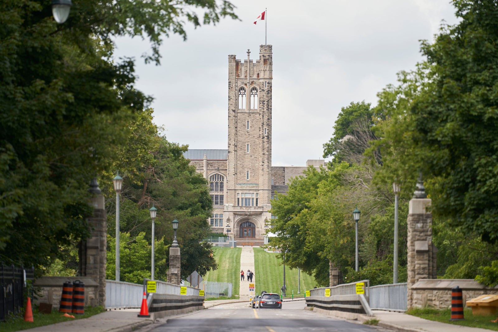 marcantoinec's tweet card. L’écart entre les frais facturés par les établissements situés sur ces deux territoires se resserre depuis quelques années.