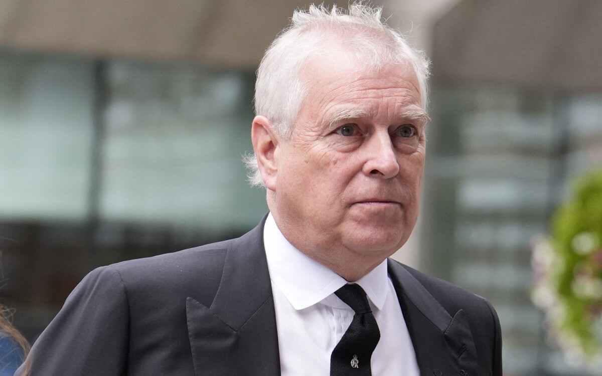 PointDeVueMag's tweet card. Sa descente aux enfers ne semble plus s'arrêter. Andrew Mountbatten-Windsor, déchu de ses titres et honneurs par son frère, Charles III, perd petit à petit ce qu'il lui restait encore de fierté....