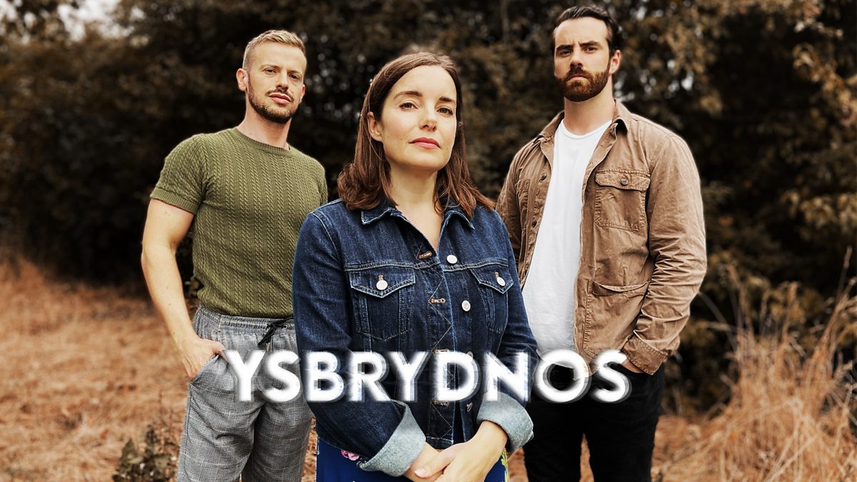 ZebraAdam's tweet card. Sioe Gerdd Newydd: Mae pentrefwr dieithr yn aflonyddu bywyd cwpwl priod adeg Calan Gaeaf.