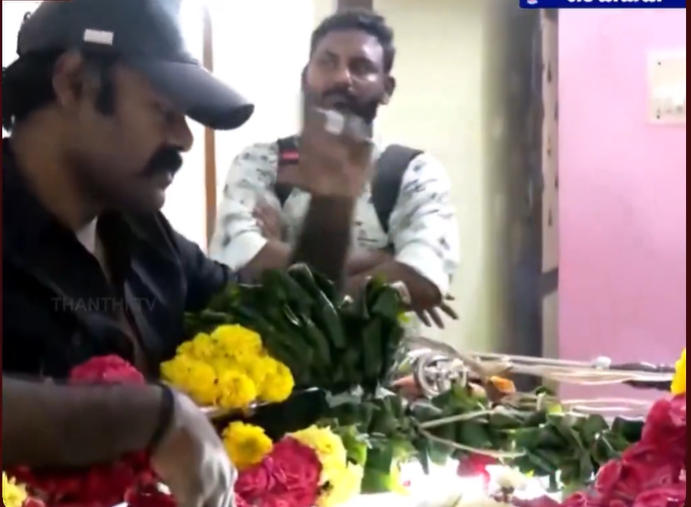 toptamilnews's tweet card. ஒரு நடிகன் அநாதையாக செல்லக்கூடாது, அதனால் தான் குடும்பத்தின் ஒருத்தனாக நான் வந்துள்ளேன் என நடிகர் ஆர்கே சுரேஷ் கூறியுள்ளார். மறைந்த நடிகர் அபிநய்க்கு நடிகர்