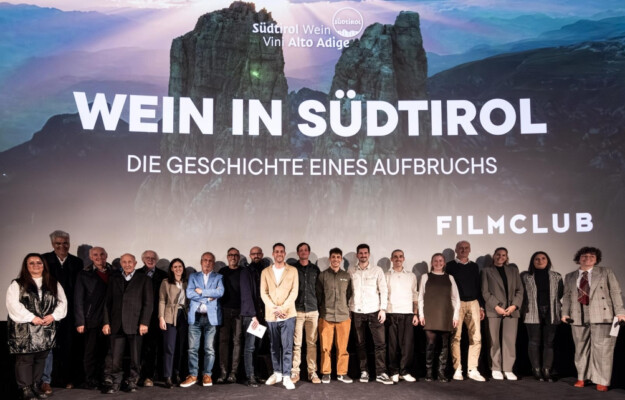 WineNewsIt's tweet card. Il Consorzio firma il docufilm “Vino in Alto Adige - Storia di una rinascita”, omaggio a chi ha scritto la “sceneggiatura”... ➤ Leggi l'articolo