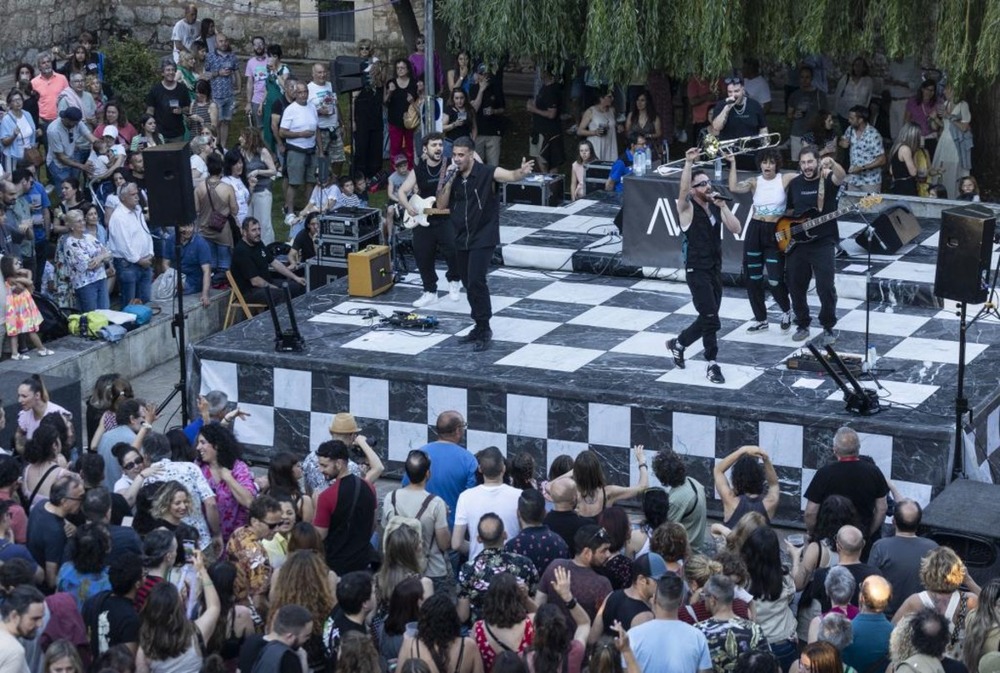 diariodeburgos's tweet card. Cajaviva Caja Rural premia a Cruz Roja, al Cronicón de Oña, a Autismo Burgos, al Tablero de Música de la UBU y a la maderera Hijos de Tomás Martín por su aportación al desarrollo de Burgos
