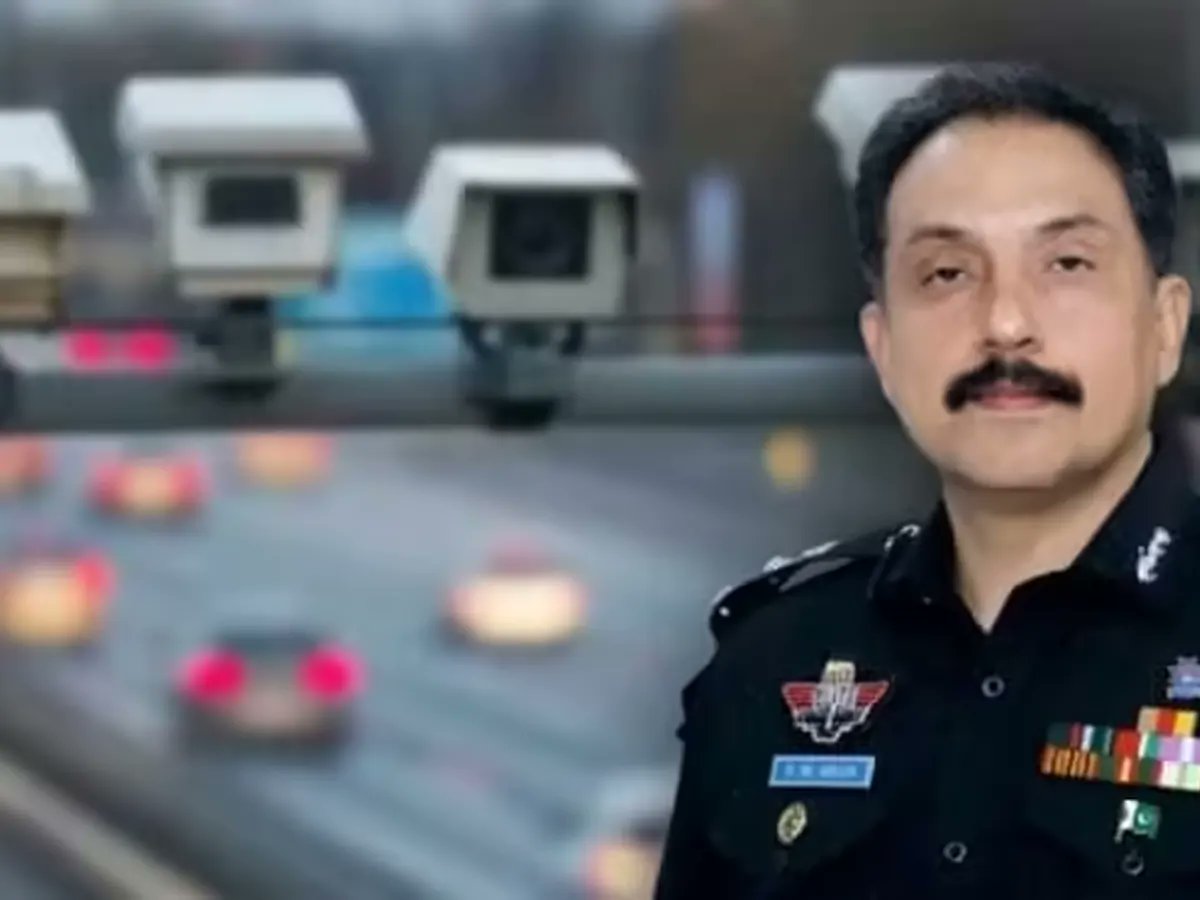 thebizupdate's tweet card. DIG Traffic Police has disclosed that traffic police personnel have begun asking for transfers after roadside fines ends in Karachi.