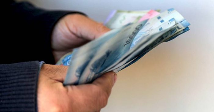 Carloszzasa's tweet card. El Congreso aprobó alza del sueldo mínimo: llegará a $529 mil en mayo de 2025 y a $539 mil en enero de 2026, beneficiando a 950 mil personas.