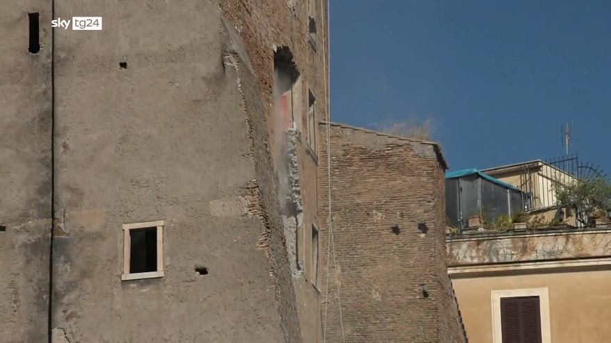antmoose's tweet card. Guarda Roma, le immagini del secondo crollo alla Torre dei Conti su Sky Video - Sky TG24