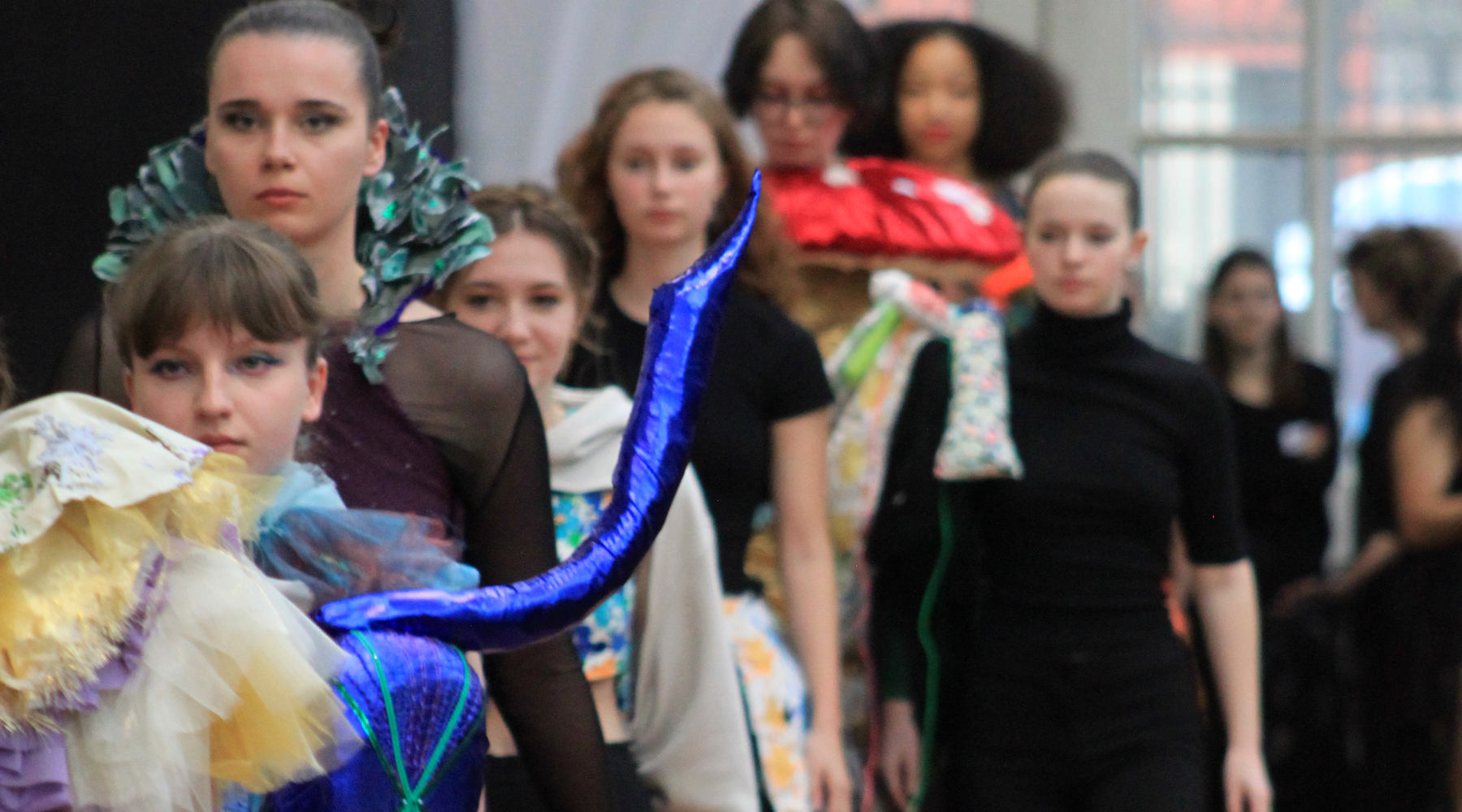 DesignetMA's tweet card. La vraie fausse expo Notre projet « la vraie fausse exposition » a eu pour intention de faire explorer aux élèves la notion d’exposition dans sa  » globalité  » : de la création des œuvres jusqu’à...