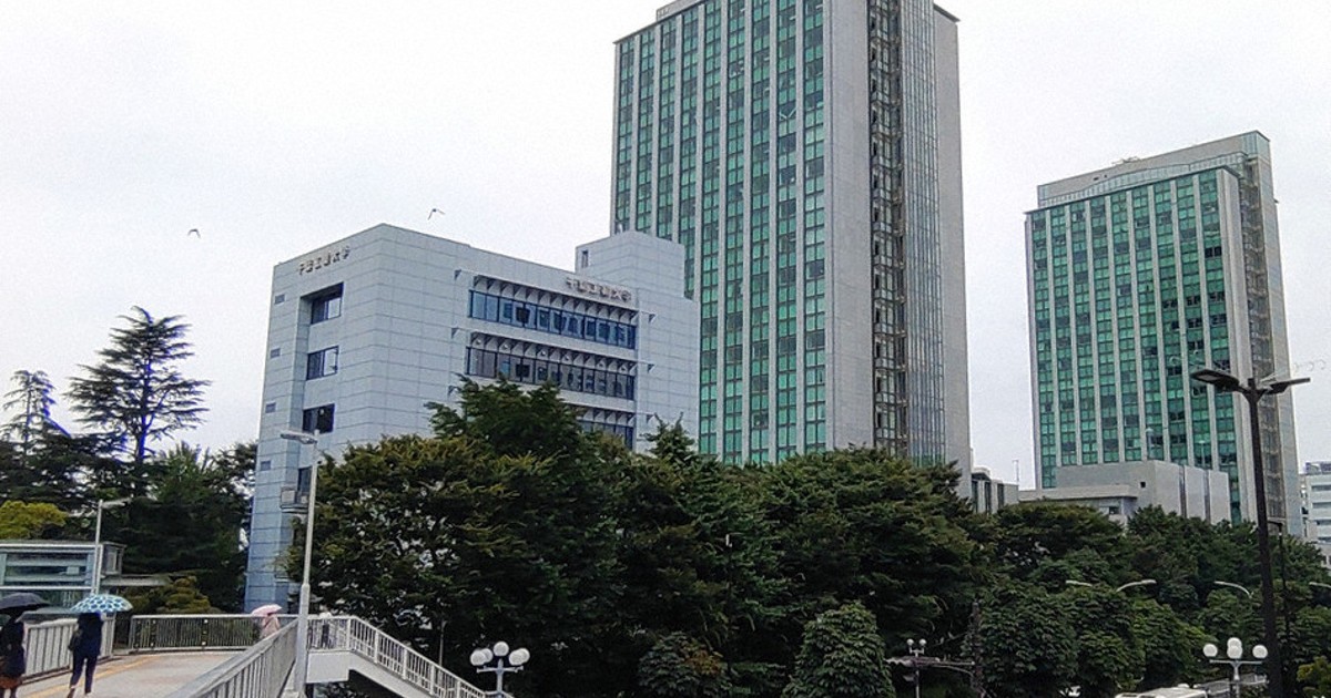 geckyokawa's tweet card. 　千葉工業大学（習志野市、伊藤穣一学長）の今春の志願者数が16万3544人に上り、全国の大学で最多となった。25日に同大が発表した資料（統計は代々木ゼミナールまとめ）によると、昨年までの11年間は近畿大（東大阪市）が連続してトップで、千葉工大は最近4年連続で2位だった。今年は全体の延べ志願者の99％