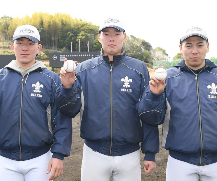 BaseBallMOnline's tweet card. ----「良い文化になっている」立大は4年生右腕3人がV奪還を誓う。左から竹中、小畠、吉野[写真=上野弘明]　東京六大学リーグ戦で2017年春以来のV奪還を狙う立大は、2…。野球専門誌「週刊ベースボール」がプロ野球･高校野球･大学野球･社会人野球･ドラフト注目選手の最新情報をお届けします。