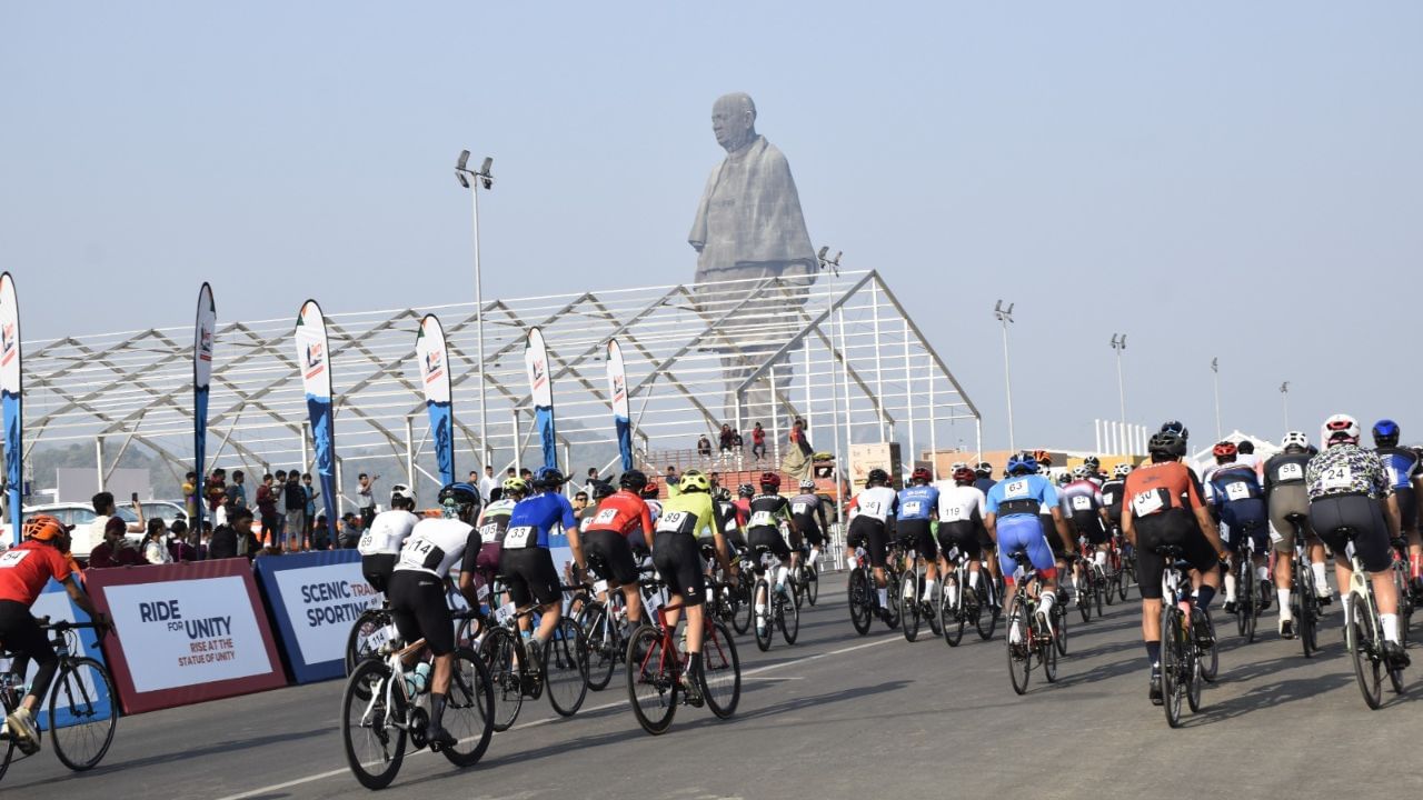 tv9gujarati's tweet card. સ્ટેચ્યુ ઓફ યુનિટીના સાનિધ્યમાં સૌ પ્રથમ વખત નેશનલ કક્ષાની સાઈક્લોથોન યોજાઈ હતી. ભાઈઓ માટે 100 કિમી અને બહેનો માટે 60 કિમીની સાઈકલ સ્પર્ધામાં દેશભરના 160 કરતાં વધુ સાઈક્લિસ્ટોએ ભાગ લીધો હતો. ગુજરાત...
