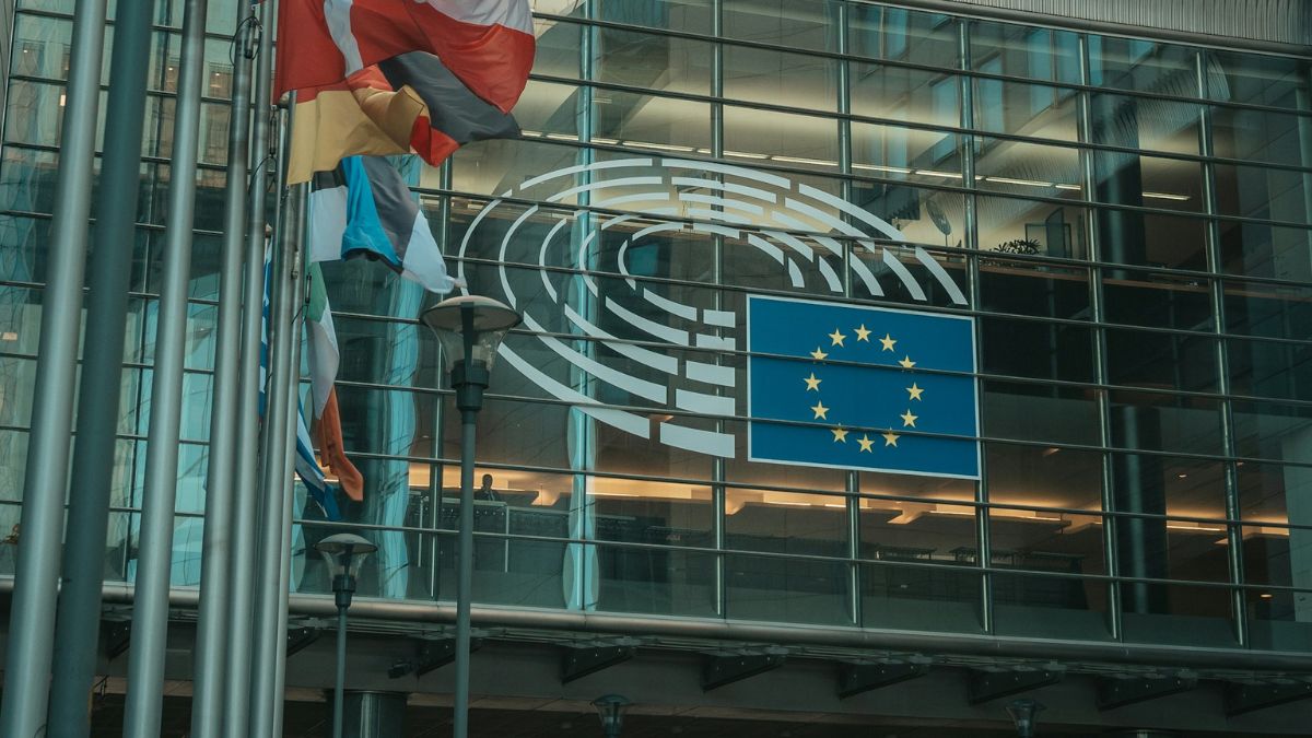 JolandaSprado's tweet card. Foto: Unsplash/Eduard DelputteHelp anderen door deze informatie met jouw vrienden op je social media te delen! Opiniemaker en financieel expert Ab Flipse deelt op sociale media een video waarin dr....