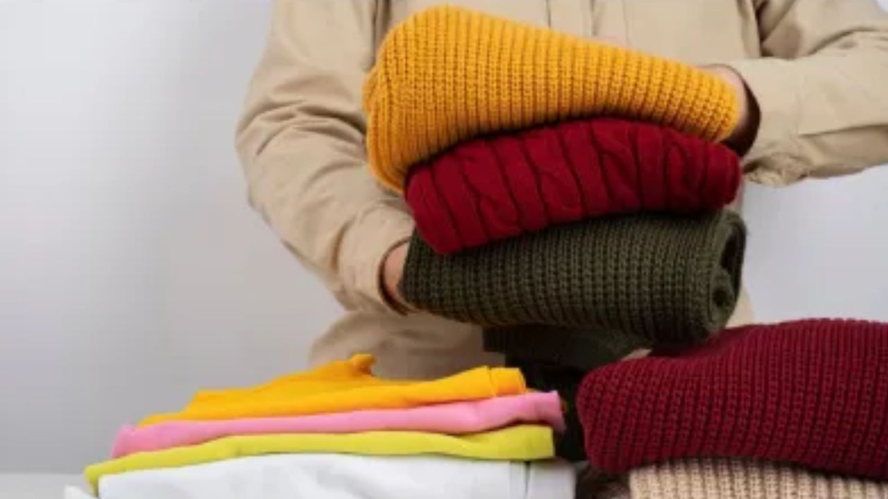 DNHindi's tweet card. सर्दियों में अलमारी से गर्म कपड़े निकालते ही अक्सर बासी बदबू आती है। यह नमी, धूल और फफूंदी के कारण होती है। जानिए कुछ आसान और असरदार तरीके, जिससे कपड़े फ्रेश रहें, बदबू दूर हो और स्टोरेज के दौरान...