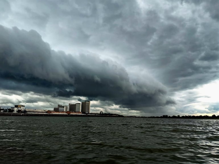 ABCDigital's tweet card. El conferencista motivacional, escritor y comunicador mexicano Daniel Habif compartió la experiencia que tuvo en un vuelo desde Buenos Aires a Asunción, durante la tormenta que se desató ayer en...