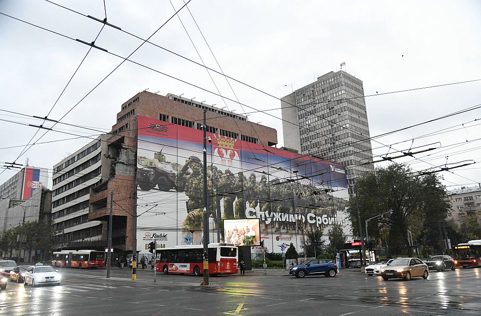 Radio021's tweet card. Džared Kušner ugovorom sa Srbijom o izgradnji hotela, kockarnice i stanova na mestu Generalštaba traži da buduće zajedničko preduzeće bude izuzeto iz primene Zakona o upravljanju privrednim društvima...