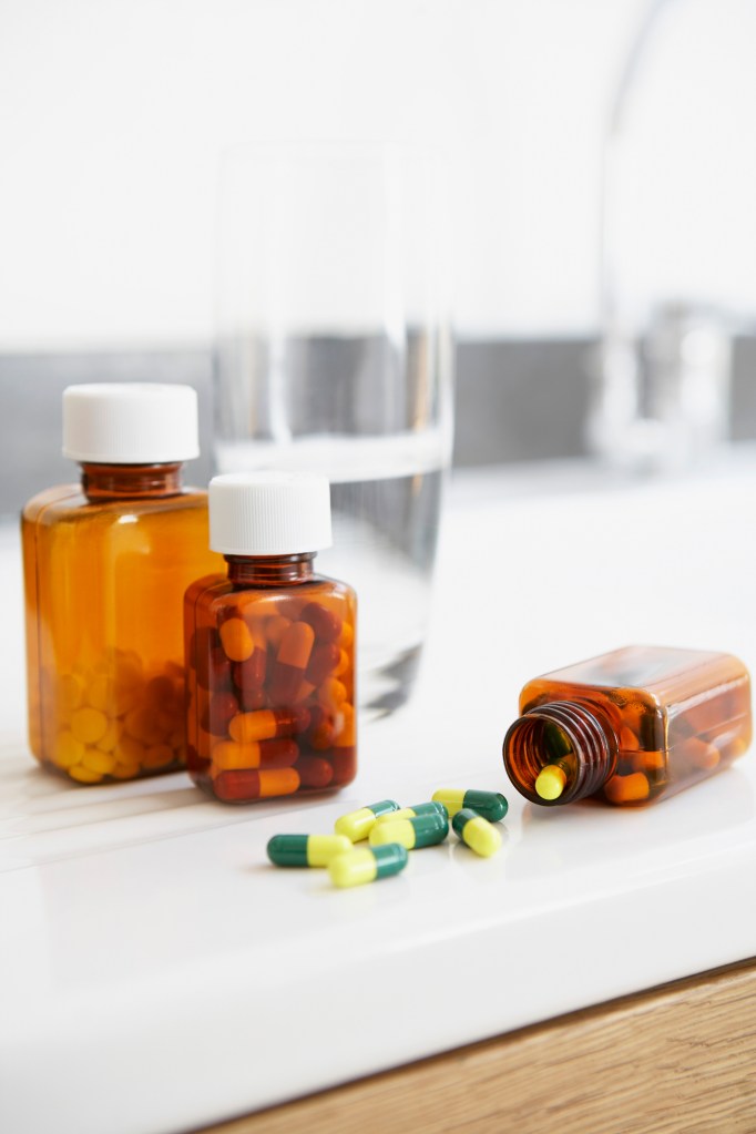 ginson_barb's tweet card. Learn the 5 things you should never leave on your bathroom counter. #homedecor #tidytips