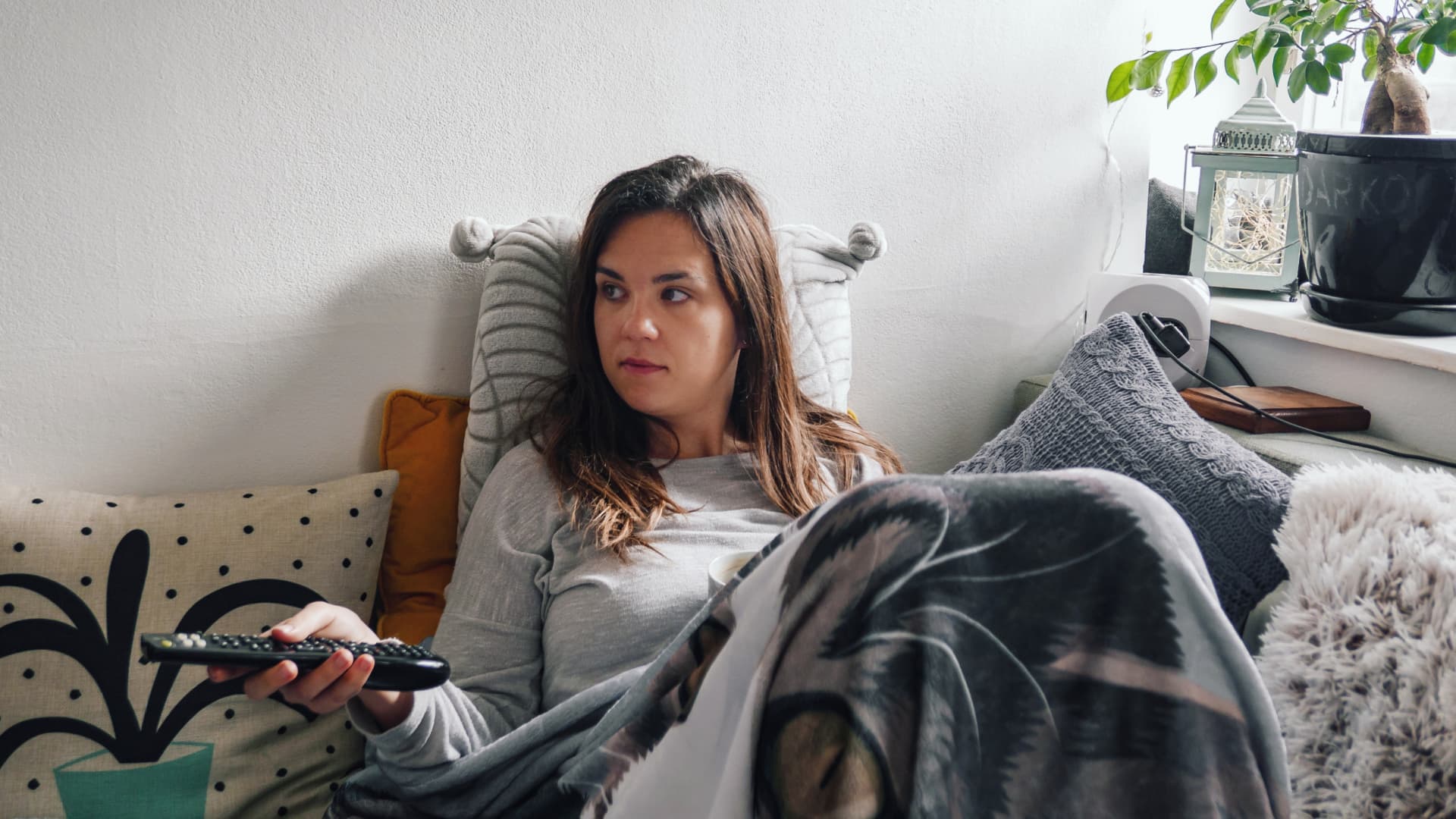 SimpleMoneyMove's tweet card. Economist and market experts seem to be always predicting the next recession is just around the corner. But financial coach Ramit Sethi says young people have little to worry about.