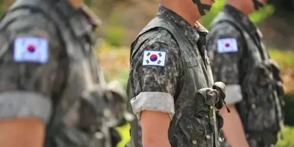 insight_co_kr's tweet card. 최근 5년간 ROTC 후보생 2200여 명이 중도 포기하며 초급장교 육성에 차질이 빚어졌습니다.