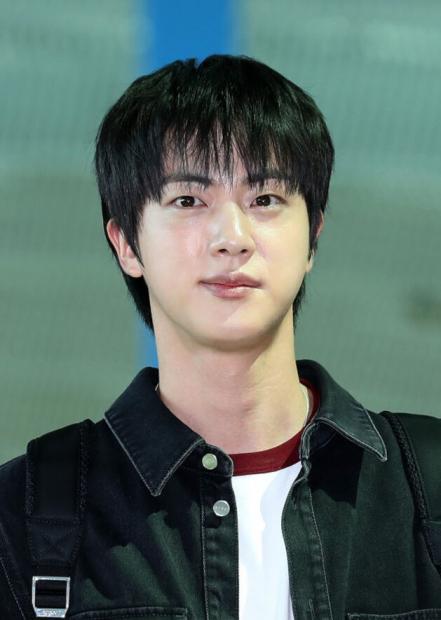 livedoornews's tweet card. BTSのジンさん＝2024年9月（ゲッティ＝共同）【ソウル共同】韓国メディアは17日、人気音楽グループBTSのメンバー、ジンさんに、ソウルでのイベント会場で無理やりキスをしたとして、ソウル東部地検が日本人の50代