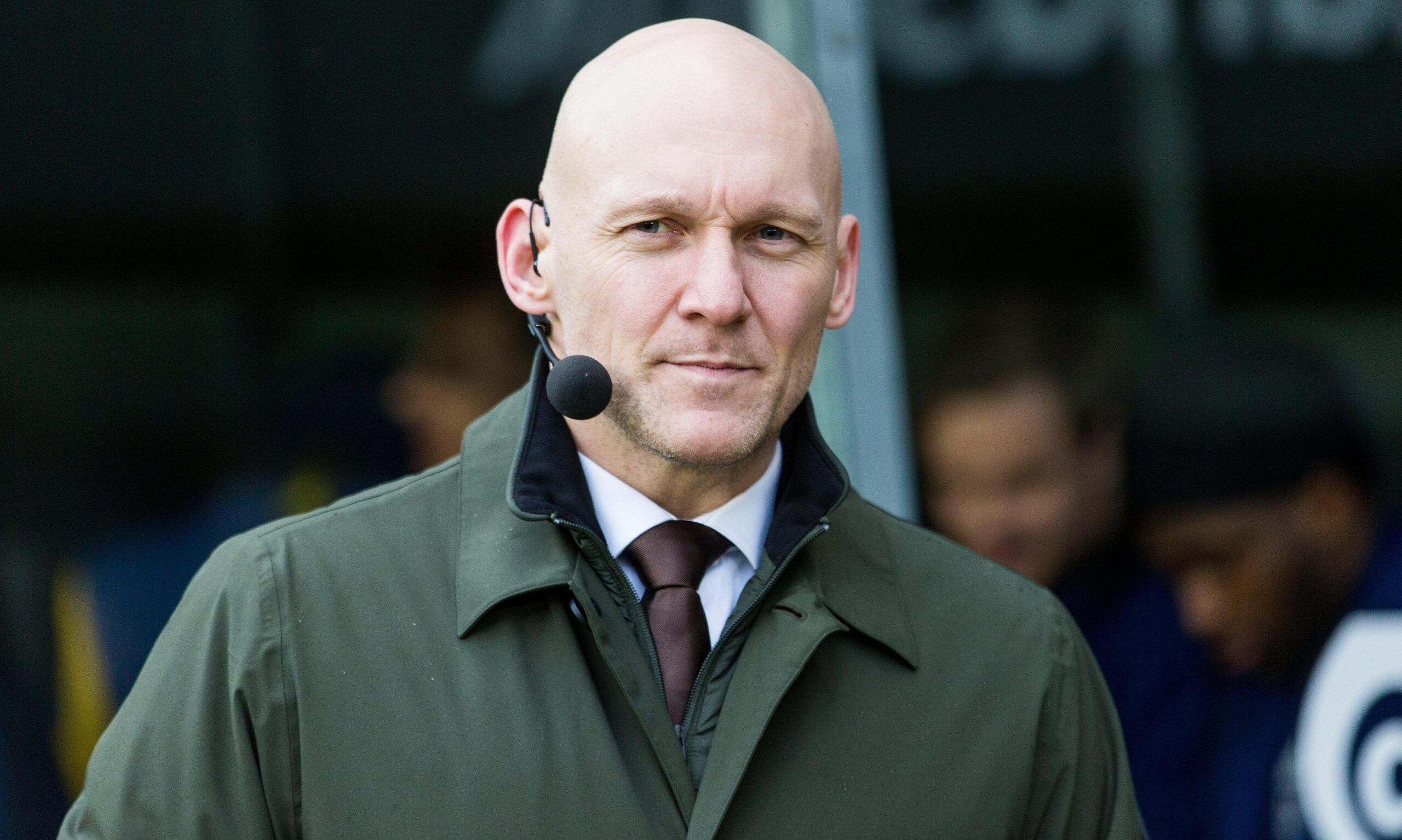 tipsbladet's tweet card. Viaplay-ekspert Thomas Gravesen langer benhårdt ud efter Brian Riemer.