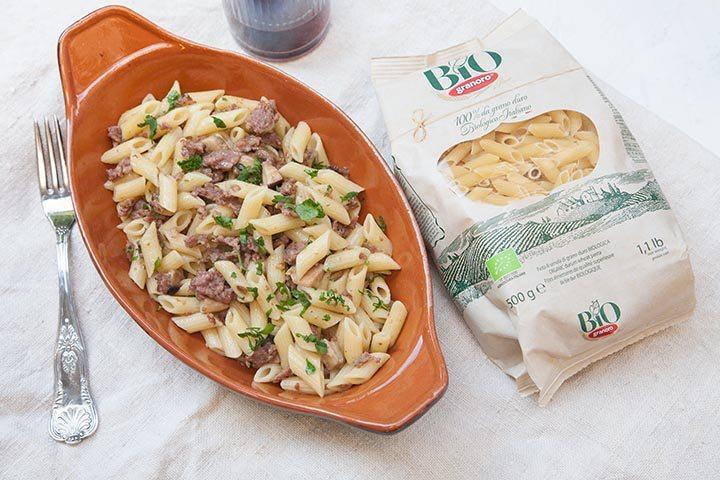 Aggregator3's tweet card. La pasta salsiccia e funghi è una ricetta che adoro particolarmente, non solo per la sua semplicità e il suo sapore pieno e deciso, ma sopratutto perché legata a un ricordo di gioventù relativo alla...