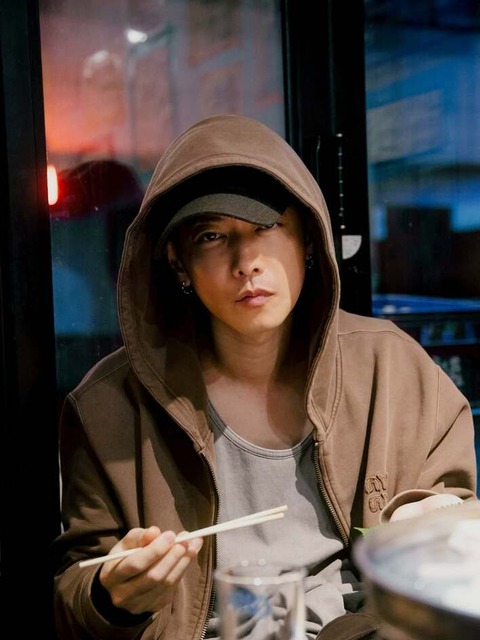 0uFukyEFeu89248's tweet card. 佐藤健さんのアジアツアーオフの様子がとても素敵ですね！色気あふれる姿が多くのファンの心をつかんでいるのが伝わってきます。韓国グルメを楽しむ姿も、その魅力を一層引き立てていて、まさにファンにはたまらない瞬間です。