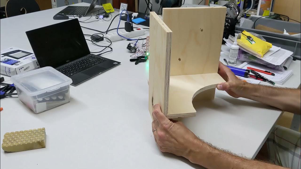 FabLab_Bern's tweet card. Der unkooperative Mülleimer