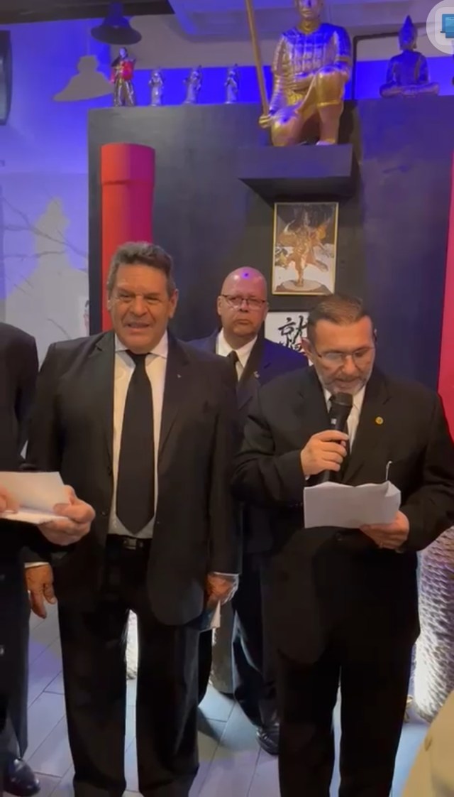 ASEAVA1's tweet card. Entonando al fondo el himno Masonico de Venezuela, fue bautizado por el MVGM Sixto López G. el libro escrito por el QH Dr. Carlos Alarico Gómez: «Carlos Almenar Otero, 33 Compases en los sueños de …