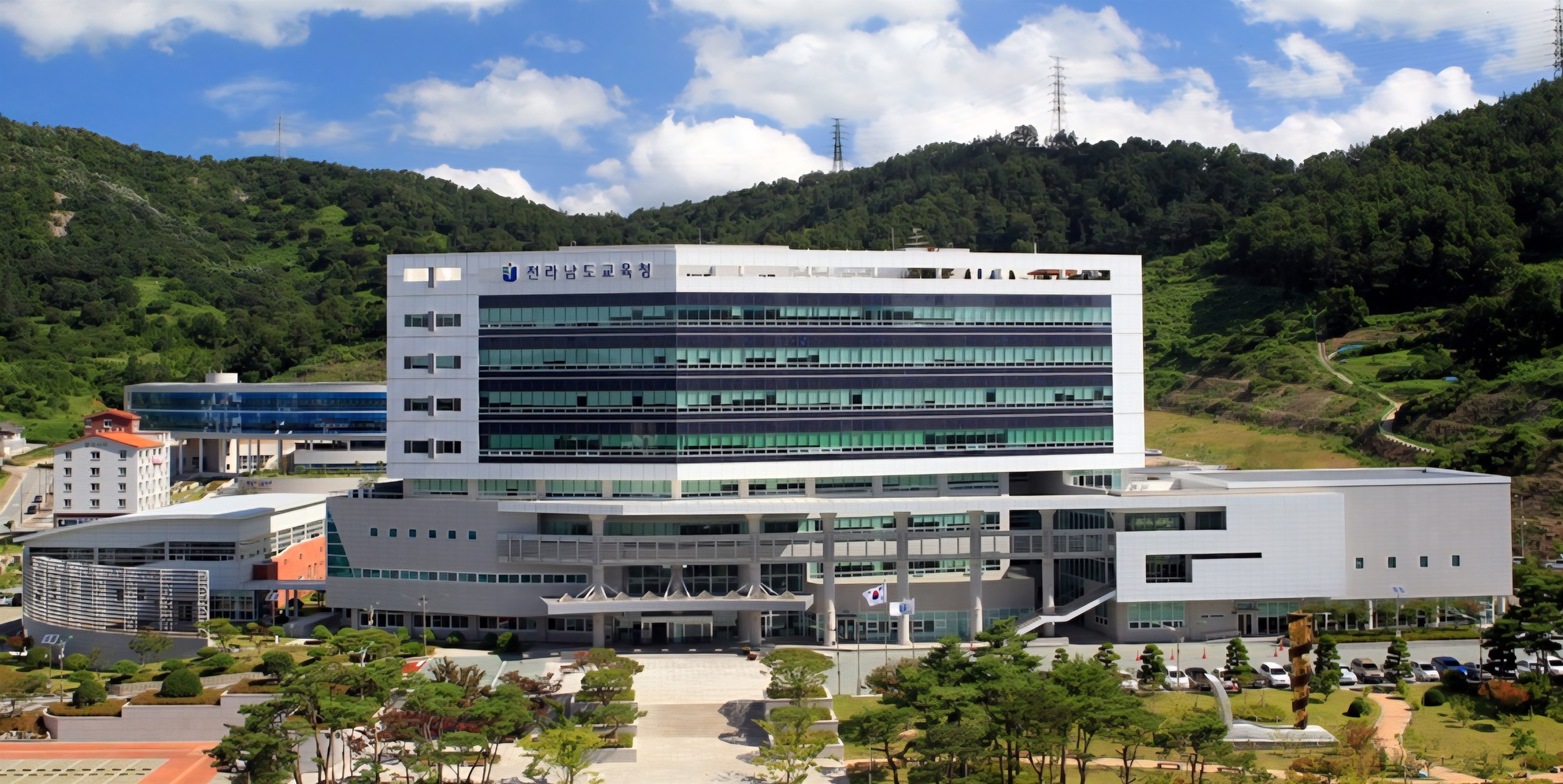 OhmyNews_Korea's tweet card. 전라남도교육청 산하 일부 교육지원청이 일반직 공무원 전보서열 명부를 비공개로 운영해 인사행정의 형평성과 투명성을 저해하고 있다는 지적이 나왔다.전라남도의회 이재태 의원(더불어민주당·나주3)은 최근 전라남도교육청 행정사무감