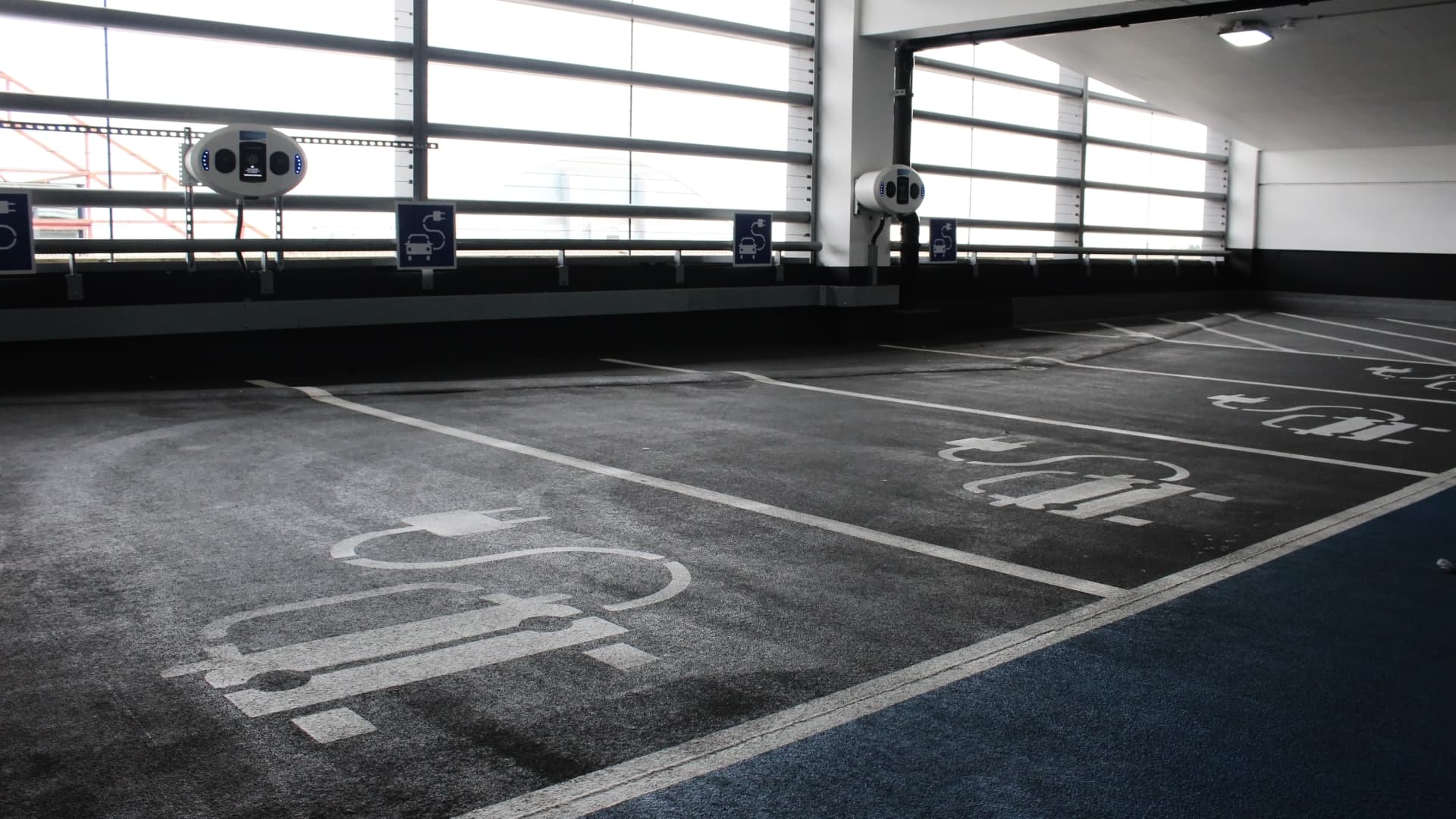 weizent's tweet card. They weigh in on whether investors should stick with long-time favorite Tesla or buy into its up-and-coming Chinese rival.