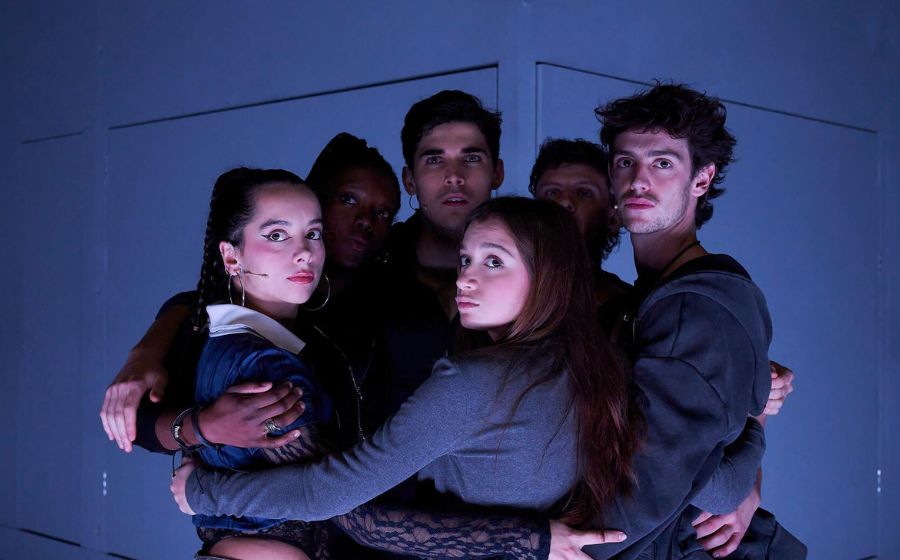 llegirpuntcat's tweet card. L’obra de Lara Díez Quintanilla reflexiona a la Sala Tallers del TNC sobre el suïcidi, les autolesions i altres problemes que travessen molts joves avui dia